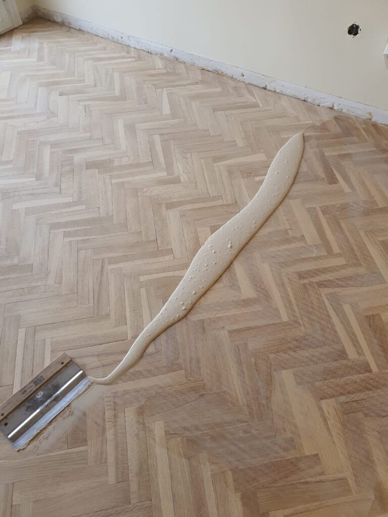 Proceso de barnizar y lijar